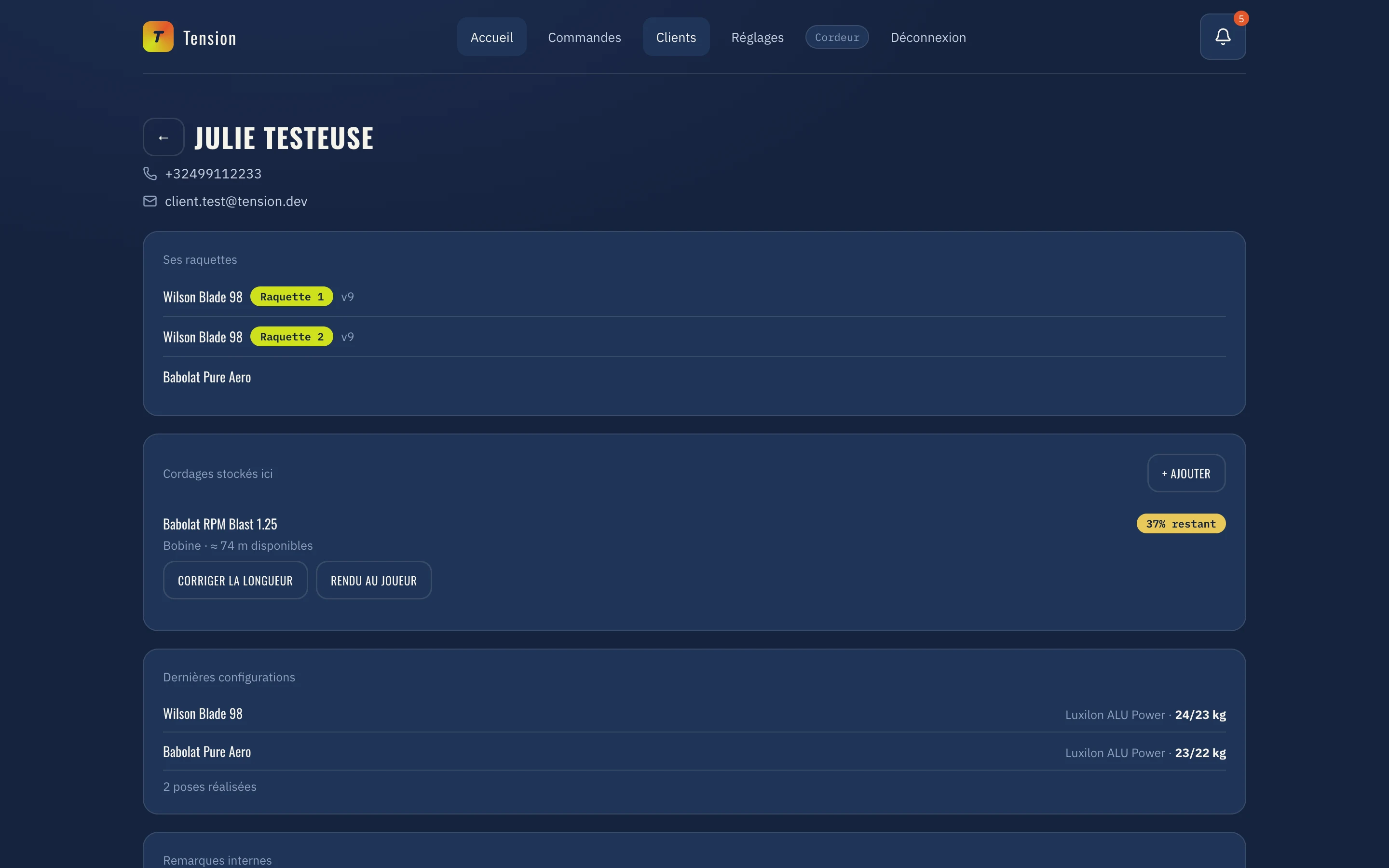 Fiche client dans la web app desktop de Tension Pro : coordonnées, raquettes et historique de cordage.